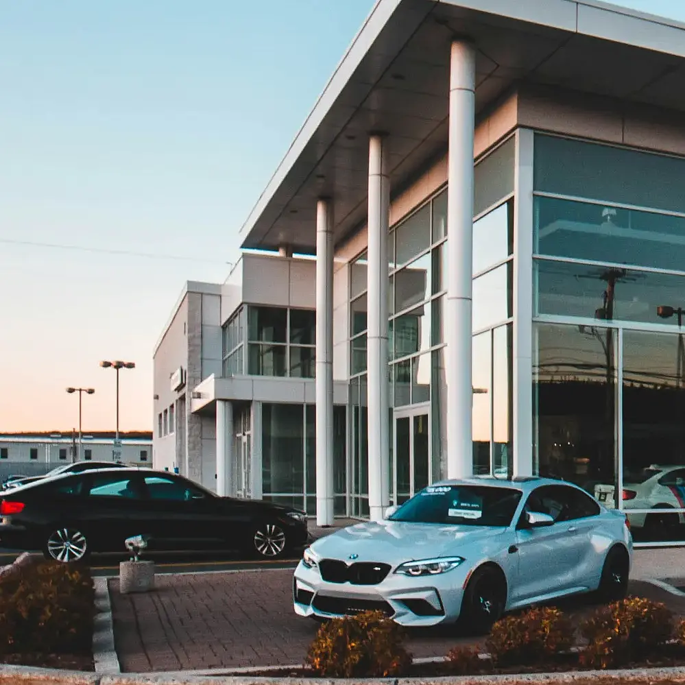 Autohaus von innen mit zahlreichen bunten Autos