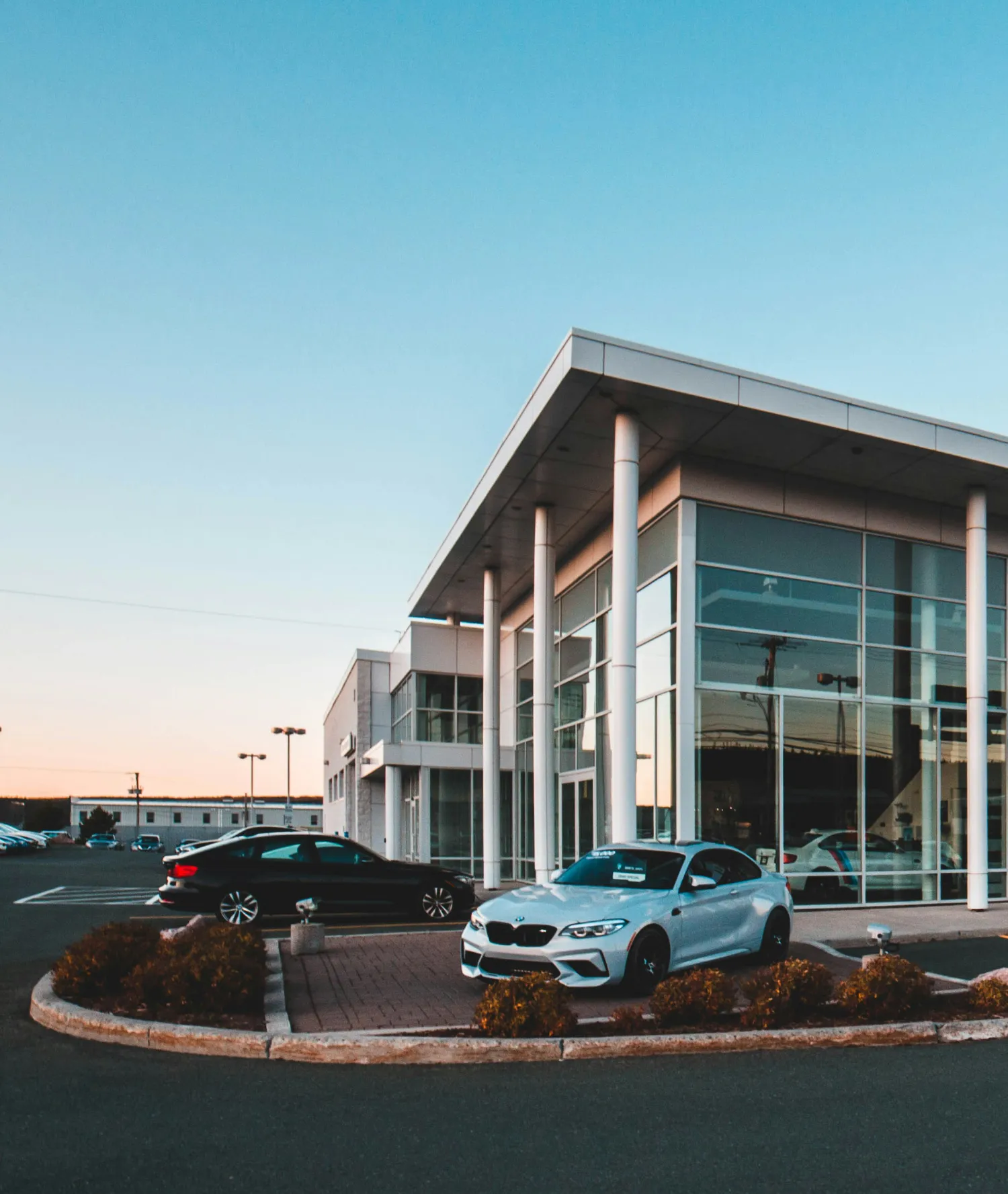 Autohaus von innen mit zahlreichen bunten Autos