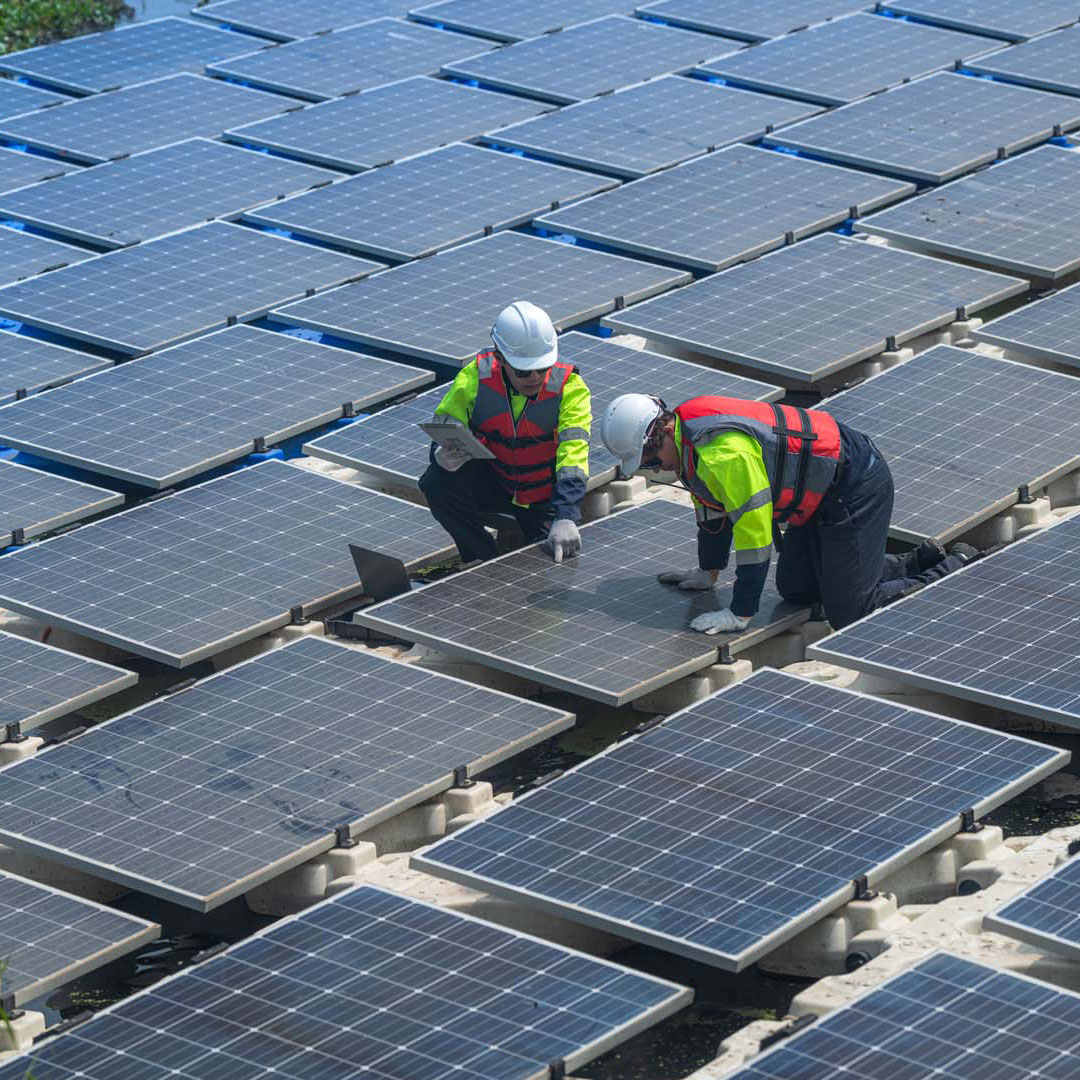 Zwei Mechaniker installieren PV-Park-Anlage