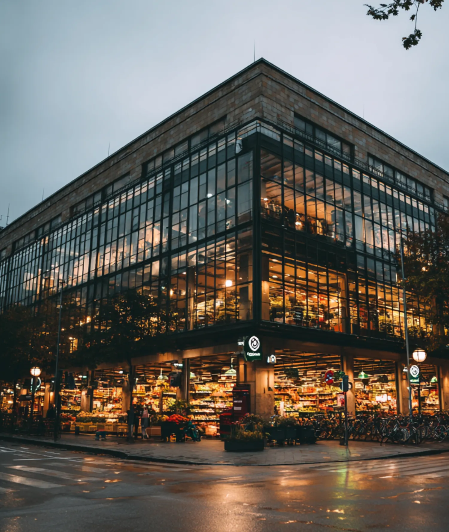 Frau im Supermarkt füllt ihren Einkaufskorb mit gesunden Lebensmitteln