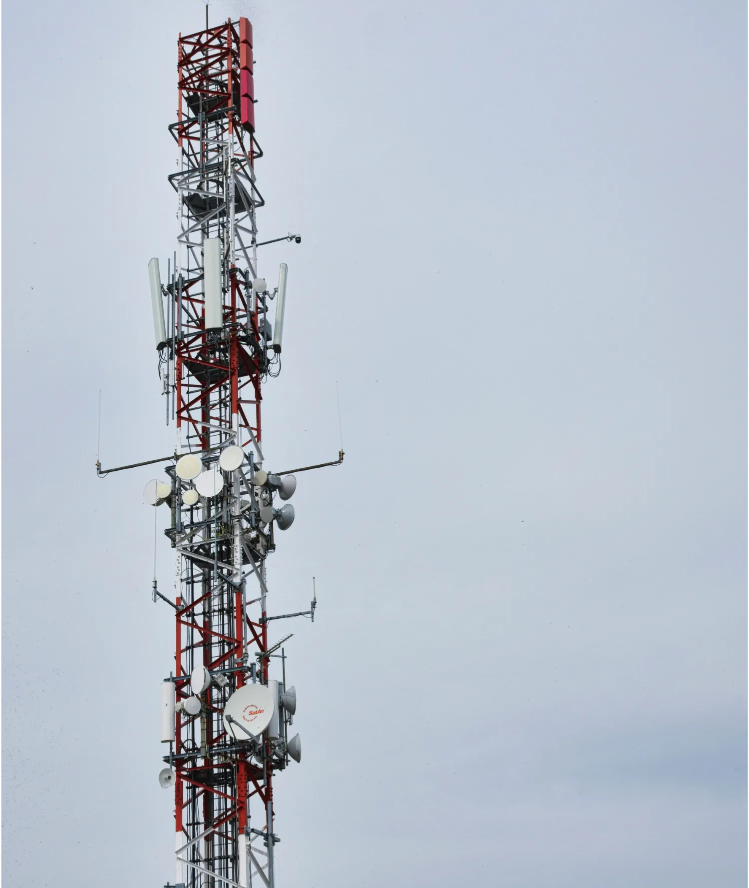 Sendemast der Telekomunikation mit wolkigem Himmel