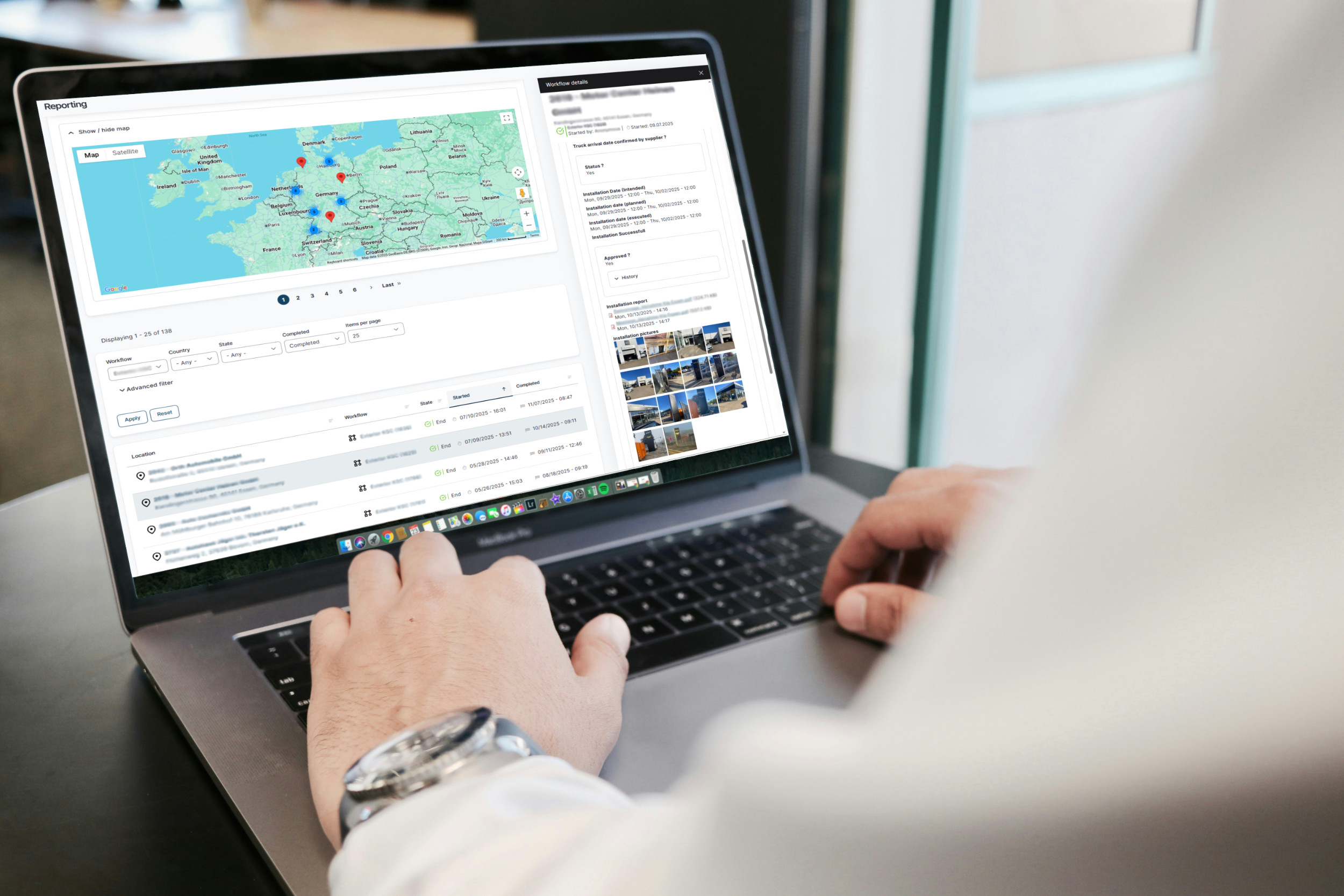 Überschulterblick auf Laptop-Bildschirm mit FlexiFlow Dashboard